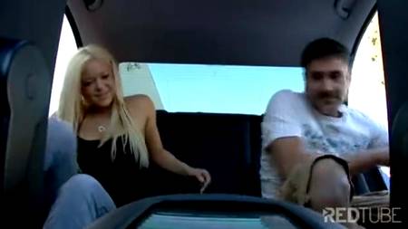 Трахаются в машине, да еще и на камеру