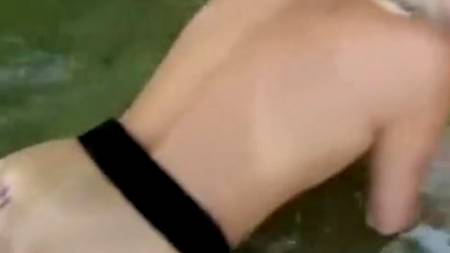 Отодрал девку прямо в речке