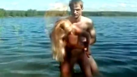 Отодрал девку прямо в речке