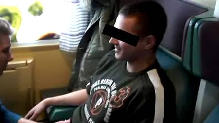 Юноша трахает своих соседок по купе