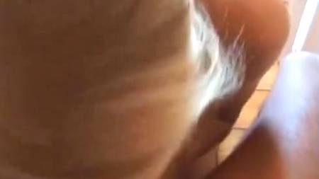 Красотка учится сосать