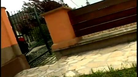 Мамочка и садовник показывают дочурке, как нужно трахаться