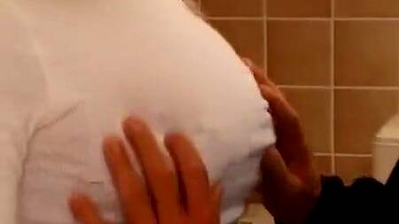 Мужик на кухне засовывает в пизду блондинки бутылку