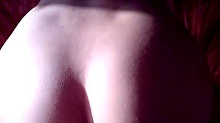 Перед камерой девочка выглядит, будто конфетка на члене