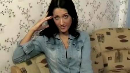 Алиса мастурбирует на камеру