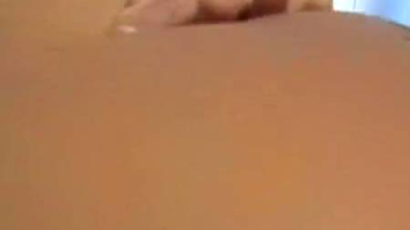 Алиса мастурбирует на камеру