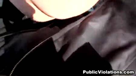 Ботан трахает модельную девушку в парке