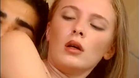 Анита приняла толстый шланг