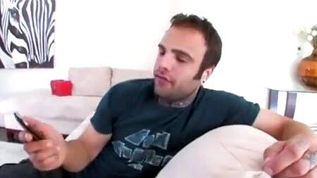 После развратного мытья машины брюнетка страстно ебется с парнем