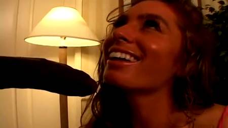 Телочка насаживается на здоровенный черный пенис