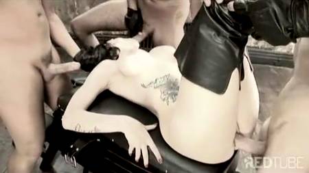 Трое мужиков и сексапильная крошка