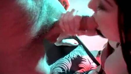 Рабская соска получила из двух шлангов