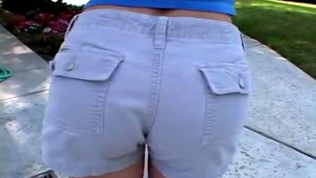 Парень отхватил себе крутопопую девицу