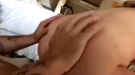 Мужик кончает в пизду блондинки и вылизывает её