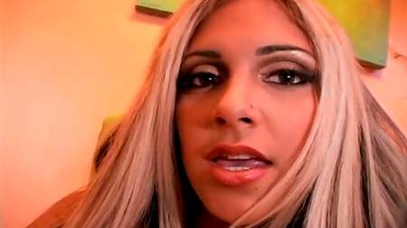 Блондинка дебютирует