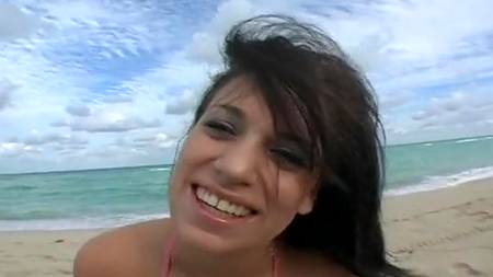 Морские приключения брюнетки