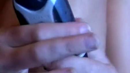 Брюнетка засунула телефон в свою киску