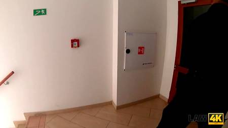 Накаченный полицейский ебет сисястую сучку на глазах ее парня