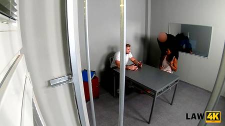 Накаченный полицейский ебет сисястую сучку на глазах ее парня