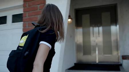 Заведенные мужики страстно ебут во все щели красивую сучку Riley Reid