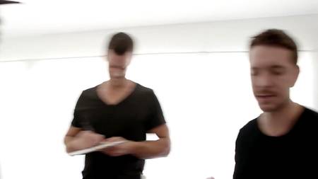 Заведенные мужики страстно ебут во все щели красивую сучку Riley Reid