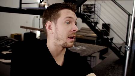 Заведенные мужики страстно ебут во все щели красивую сучку Riley Reid