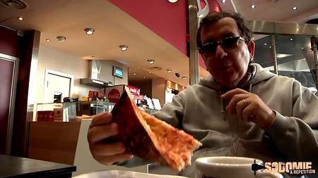 Стройная зрелая дамочка получает удовольствие от двойного проникновения