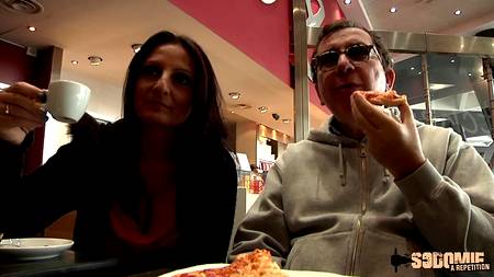 Стройная зрелая дамочка получает удовольствие от двойного проникновения