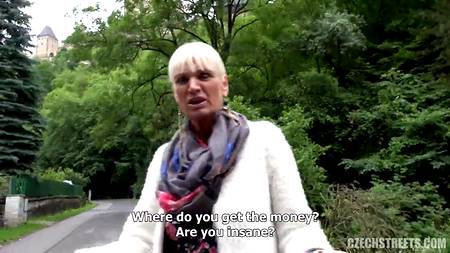 Порно агент отжарил на улице попавшуюся зрелую блондинку