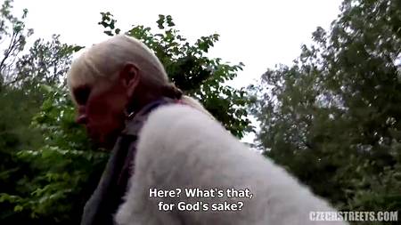 Порно агент отжарил на улице попавшуюся зрелую блондинку