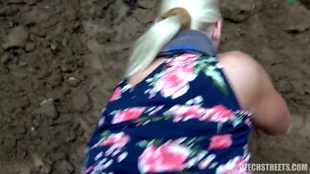 Порно агент отжарил на улице попавшуюся зрелую блондинку