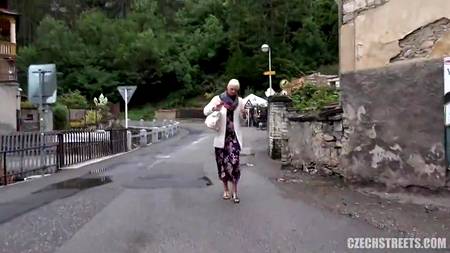 Порно агент отжарил на улице попавшуюся зрелую блондинку