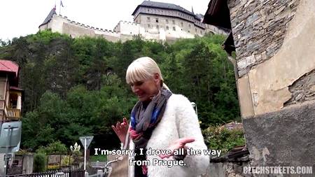 Порно агент отжарил на улице попавшуюся зрелую блондинку