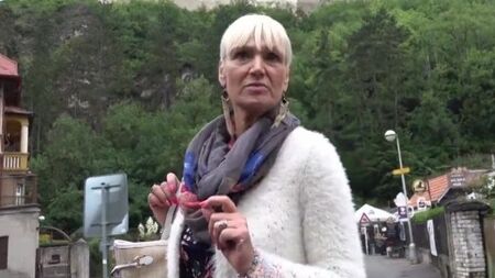 Порно агент отжарил на улице попавшуюся зрелую блондинку