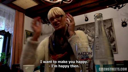 Порно агент отжарил на улице попавшуюся зрелую блондинку