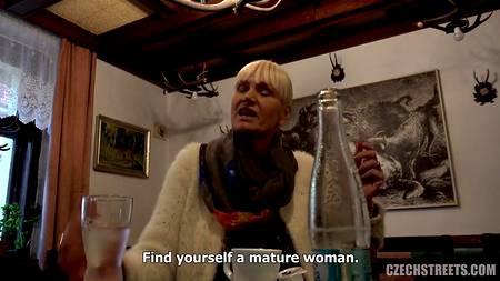 Порно агент отжарил на улице попавшуюся зрелую блондинку