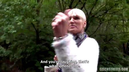 Порно агент отжарил на улице попавшуюся зрелую блондинку