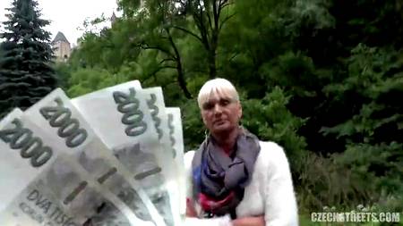 Порно агент отжарил на улице попавшуюся зрелую блондинку