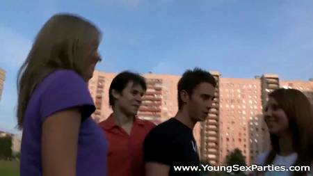 Пара наблюдает, как друг тянет подружку