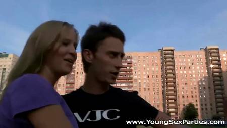 Пара наблюдает, как друг тянет подружку