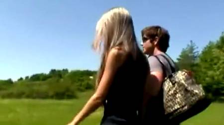 На природе дала дружку  в попку