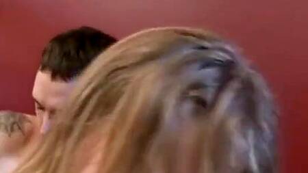 Поставил грудастую блондинку раком и страстно её трахает