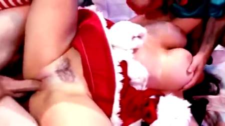 Трудолюбивые гномы прут Белоснежку во все дыры