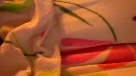 Сперма вытекает из розовой щели