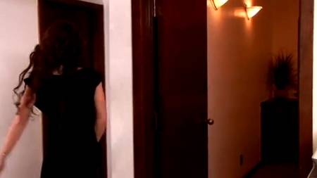 Грудастая начальница соблазнила юную девочку