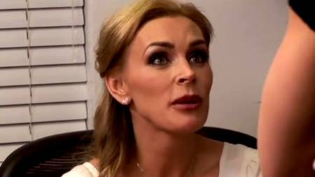 Грудастая начальница соблазнила юную девочку