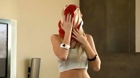 Блондинка нюхает мужские трусы и жестко трахается