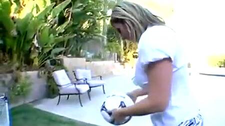 У милфы не получается играть в футбол, зато она ебется в жопу