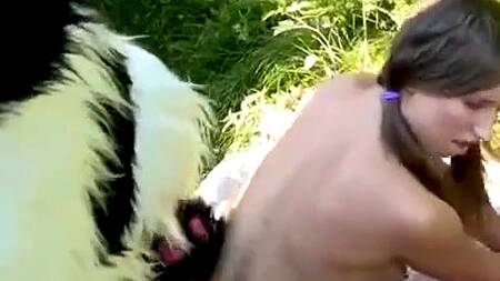 Русскую телку в лесу трахает парень в костюме панды