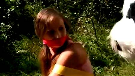 Русскую телку в лесу трахает парень в костюме панды